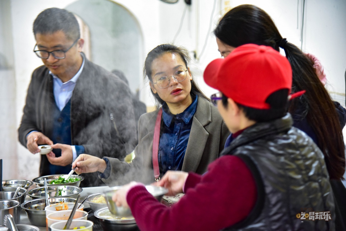 带海鲜池的餐厅,海鲜汤粉北海
