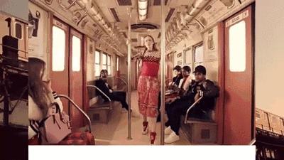 今年流行洋气减龄百搭包,现在流行这样的小包包时髦又洋气