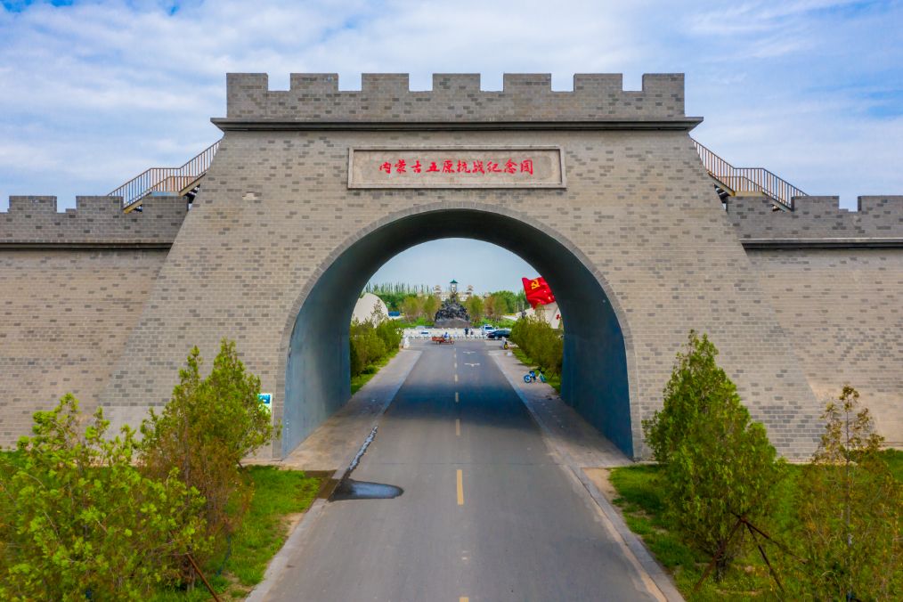 她是滔滔千里黄河的宠儿，阴山之下、河套之上的掌上明珠