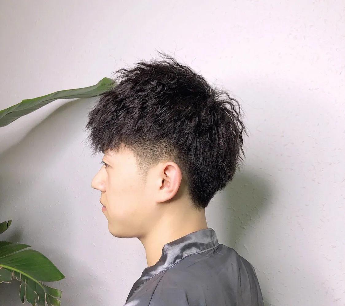 一张渣男锡纸烫的发型,类似渣男锡纸烫的发型