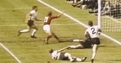 当女裁判出现在足球场上,当足球女裁判