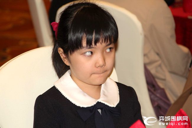 日本10岁天才萝莉来了：仲邑堇出席梦百合杯开幕式