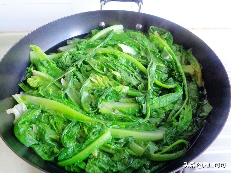 东北五花肉炖鱼豆腐的家常做法,午餐鱼炖豆腐汤好吃极了