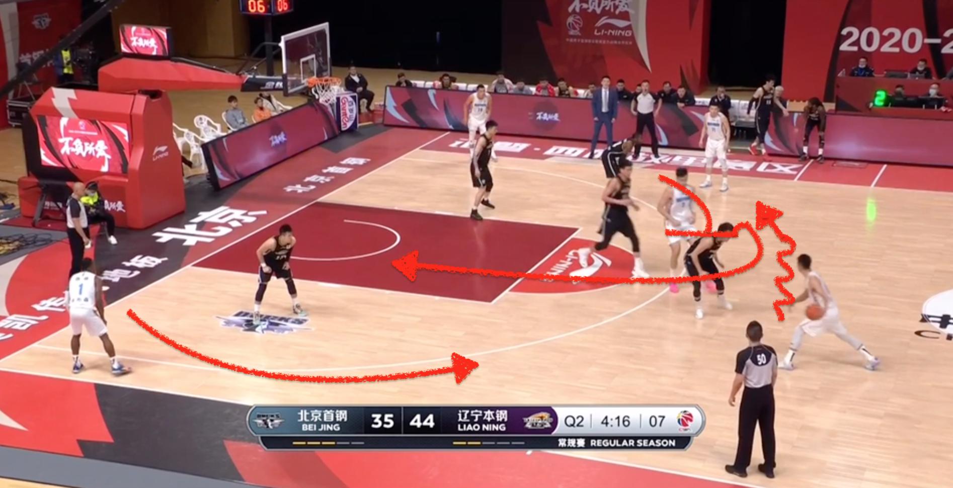 郭艾伦头部遭李慕豪肘击后，裁判录像回放后判郭艾伦犯规引争议