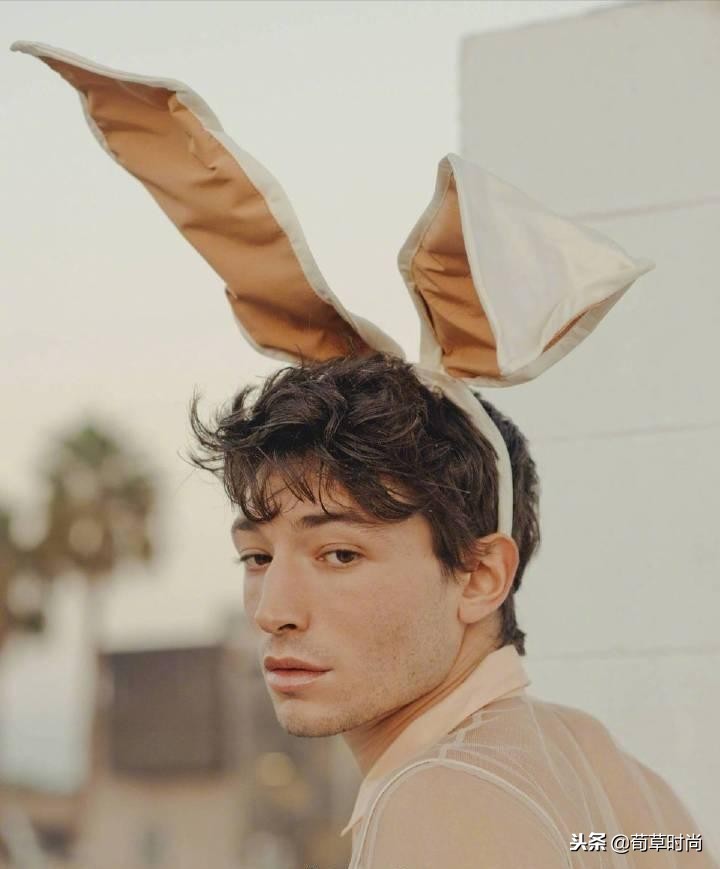 男人骚起来不管女人事！E妹踩高跟穿胸衣演绎性感，不料*袜丝**破了