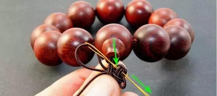 手串穿珠子打结教程慢动作简单,单绳穿珠子打结方法图解