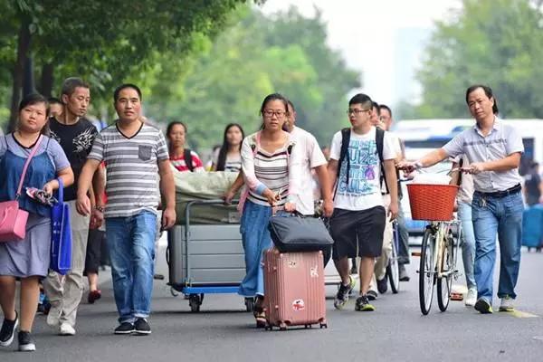 大学户口迁移的好处和坏处,孩子上大学需要把户口迁去吗