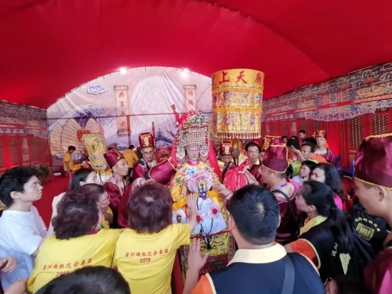 湄洲妈祖巡按回銮安座仪式,湄洲岛烟花璀璨迎接妈祖金身回銮