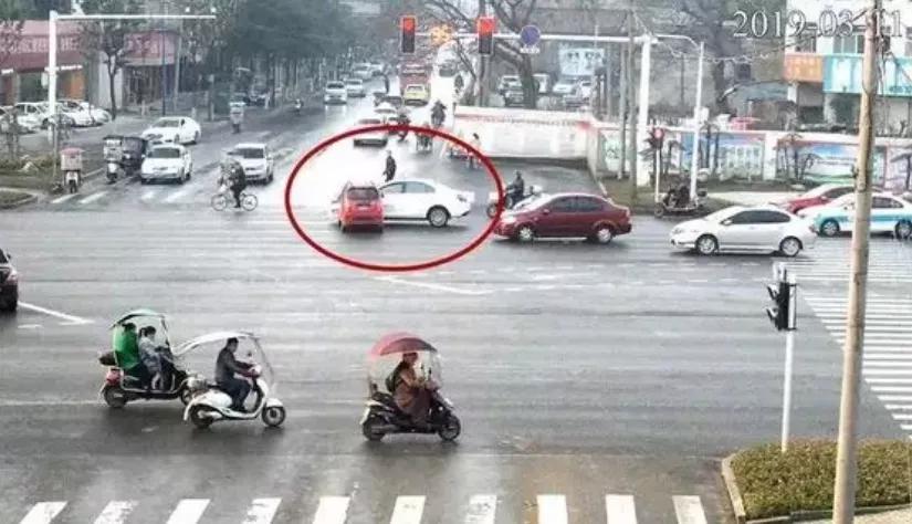 开车闯黄灯停在路中间怎么处罚,闯黄灯过去很快变红灯了怎么处罚