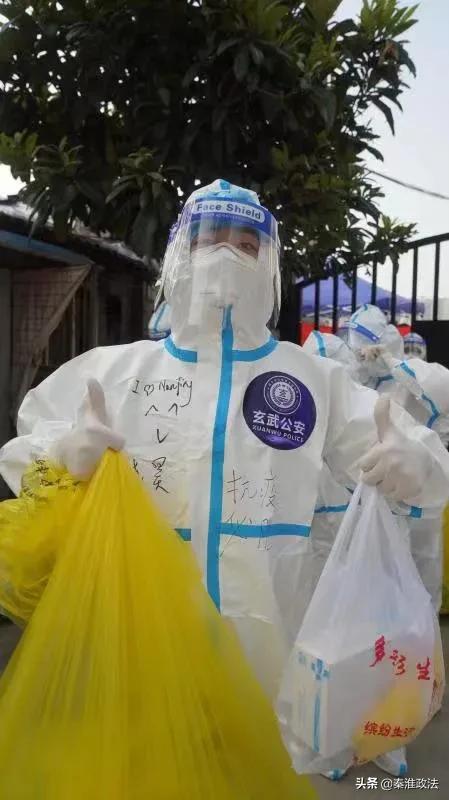 “疫”线传真|南京公安战袍上的字，都是初心的模样