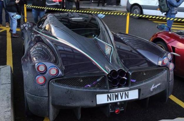 3800万的帕加尼风神，去天津上牌引关注，工作人员：不知道咋搞