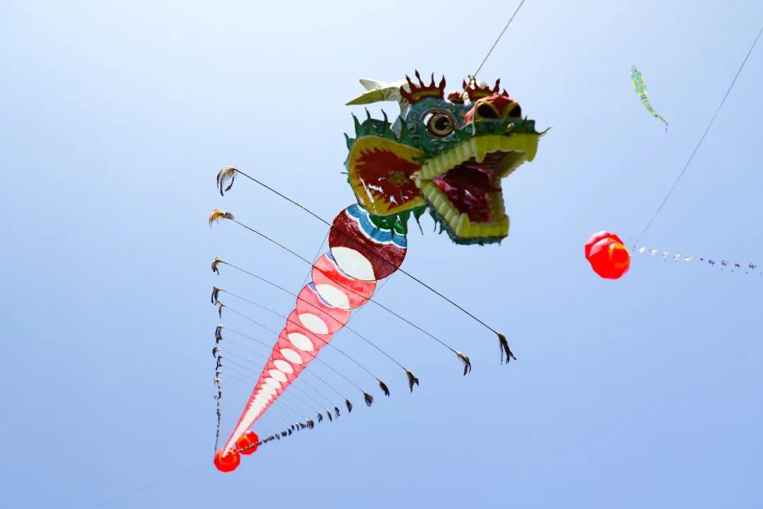 松花湖上放风筝,吉林市松花湖冬季开江鱼