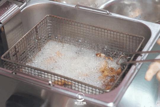 烤鸭最酥的一块鸭皮酥到了顶点,味道纯正的烤鸭肉质鲜嫩