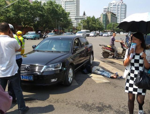 遇到碰瓷的可以直接开车撞过去吗,遇碰瓷驾车需谨慎