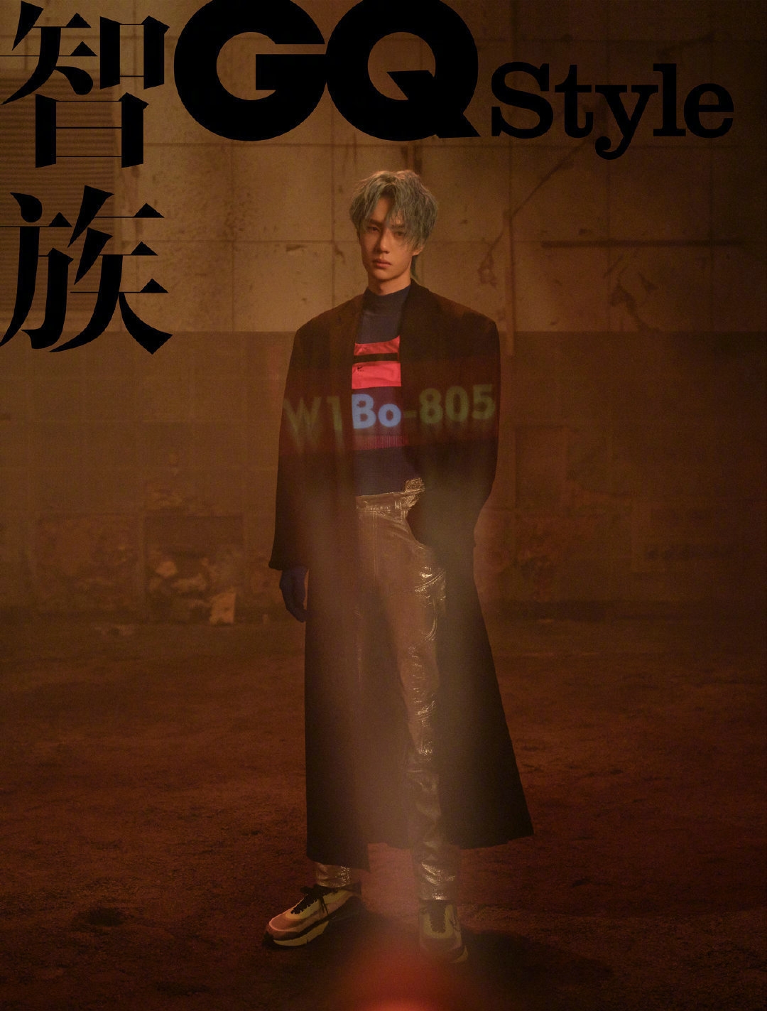 王一博身着黑色金丝长衫亮相,王一博的时尚穿搭酷盖帅气十足