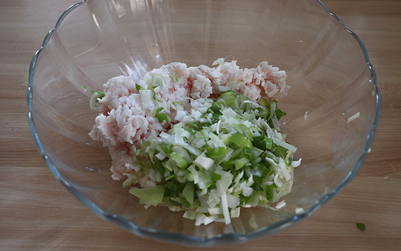 黄桥烧饼层层叠叠的一口酥香,新鲜出炉的黄桥烧饼外酥里嫩
