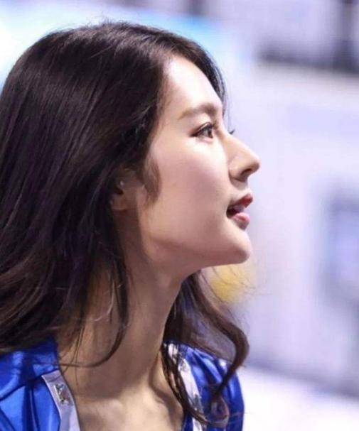 韩国棒球女明星开球一字马,韩国刘亦菲棒球