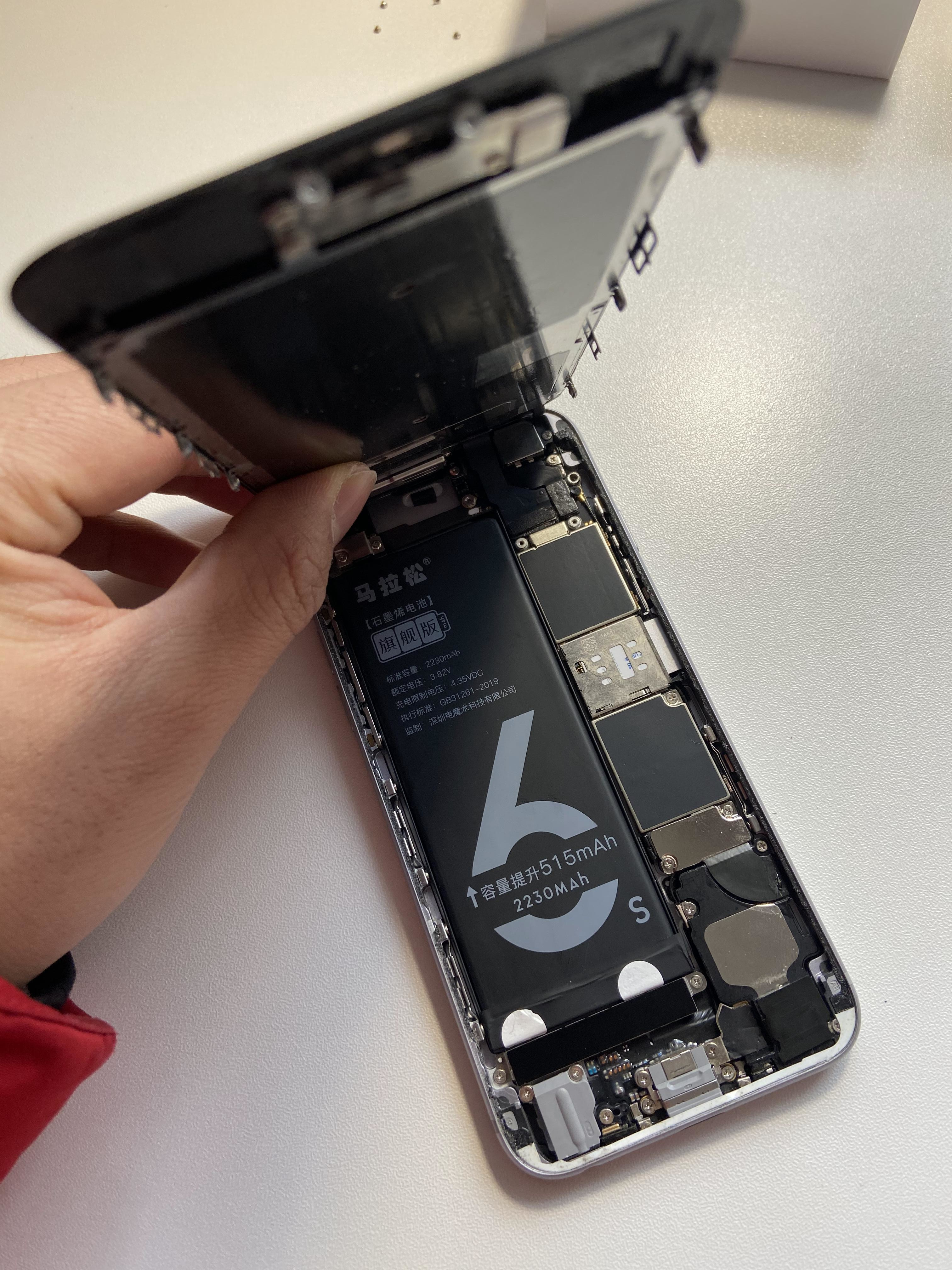 用了五年的iphone6s换电池,给iphone4换上4s的电池