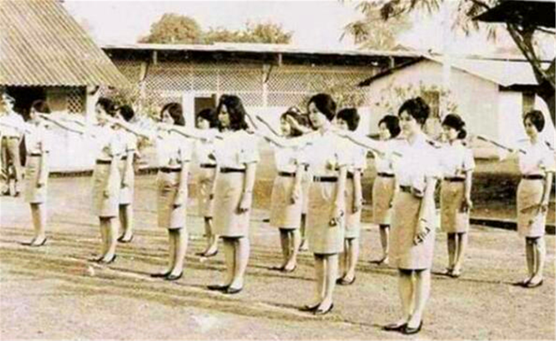 越南女兵被美军用了什么刑,美军如何对待越南俘虏