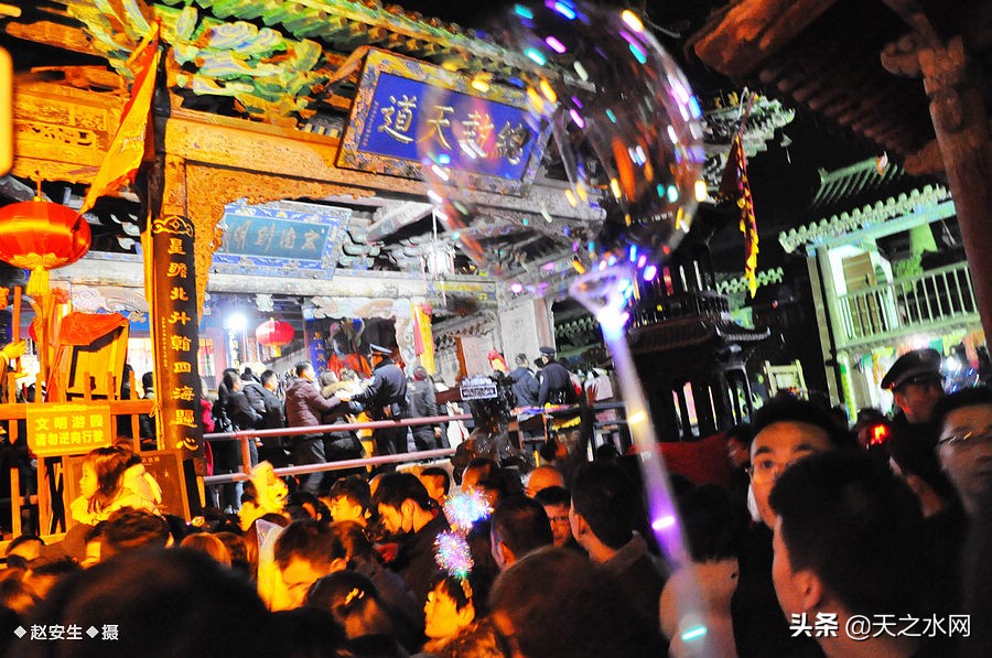 甘肃天水数万民众“上九朝观”祈福纳祥争烧头柱香！（组图）