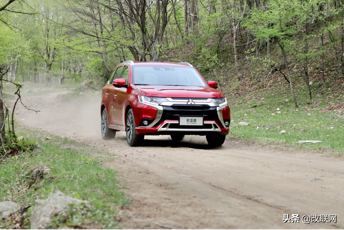 三菱欧蓝德后排放倒改床视频,三菱欧蓝德旅行床车