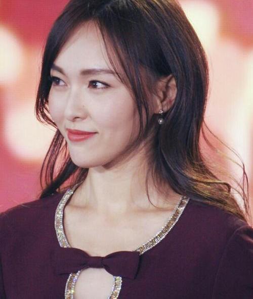 唐嫣越来越奔放了，真空礼服“挖三洞”，奈何无“料”可秀