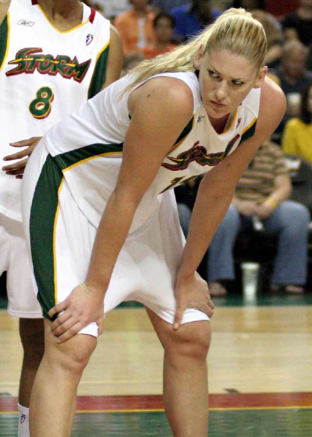 “球癖”NBA：姚明爱慕者最爱裸照，詹皇宿敌爱轮椅训练