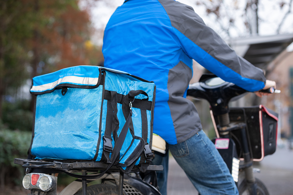 外卖骑手与平台之间构成什么关系,律师关于外卖骑手的问题