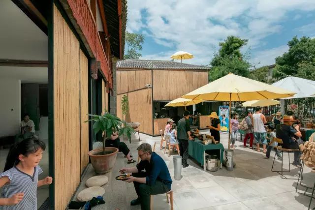 他在大理租下23个足球场大的地方，种菜、养牛、建农场日子过成诗