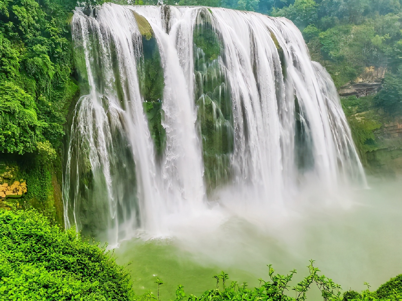 黄果树大瀑布，简直是疑是银河落九天的奇景，壮观而震撼