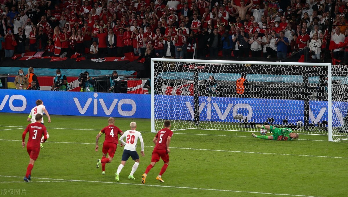 斯特林英格兰丹麦,英格兰vs丹麦斯特林假摔