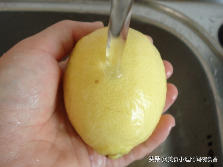 蜂蜜柠檬水用开水泡还是凉水,蜂蜜柠檬水的动漫图片