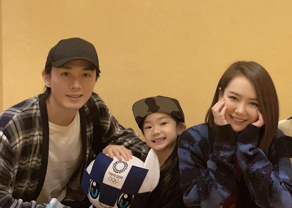 戚薇李承铉机场撒狗粮甜甜现身,李承铉戚薇夫妇撒狗粮秀恩爱