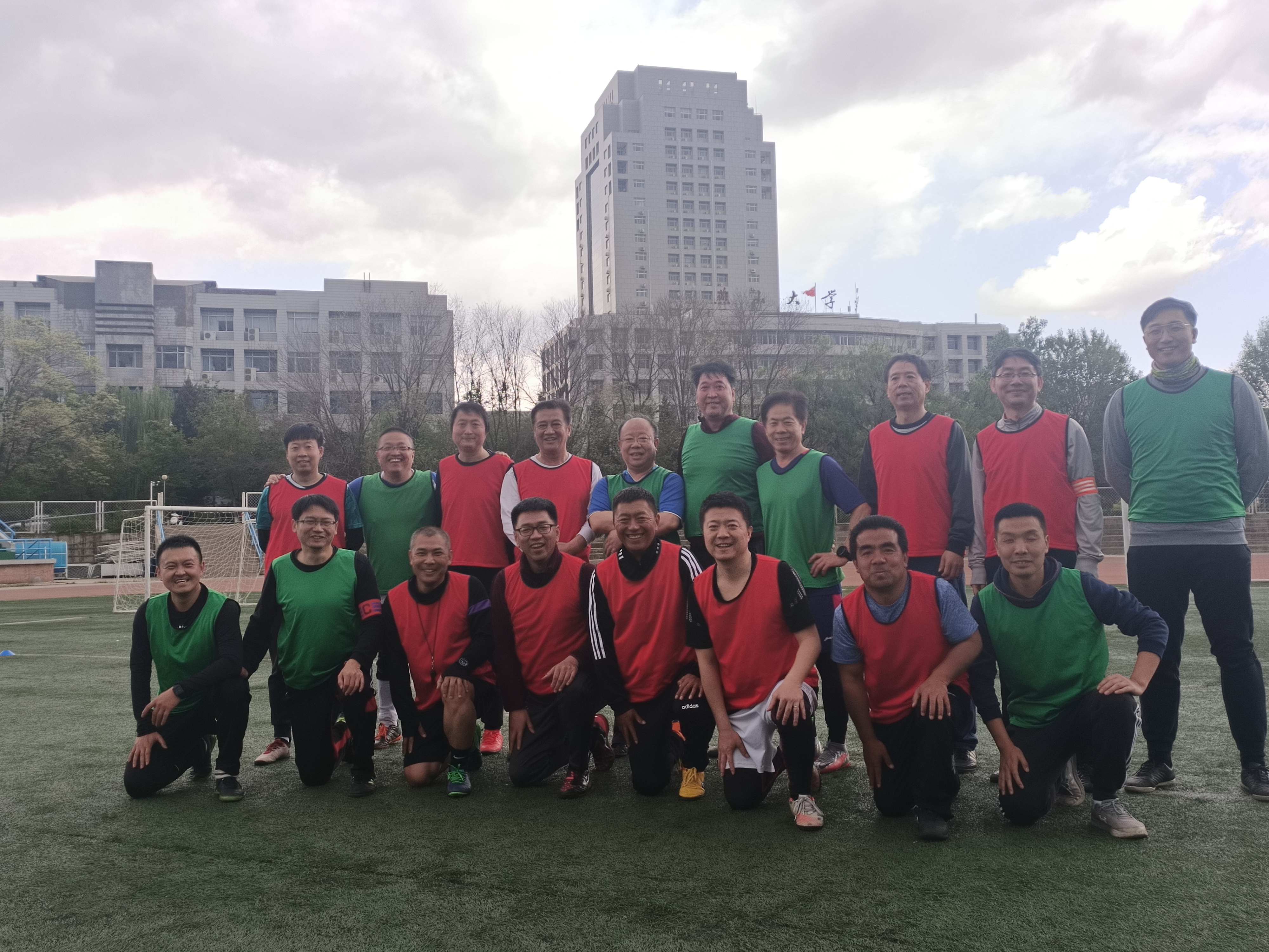 燕山大学足球联赛,以球会友足球比赛