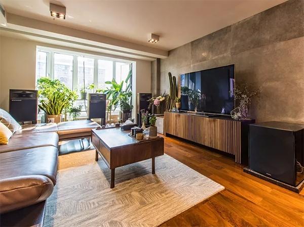 电视机挂墙上好看还是放电视柜,电视机放电视柜上还是挂墙好