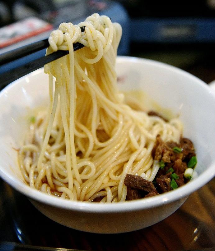 第一时间就是吃一碗广西特点米粉,湖南米粉最正宗的吃法