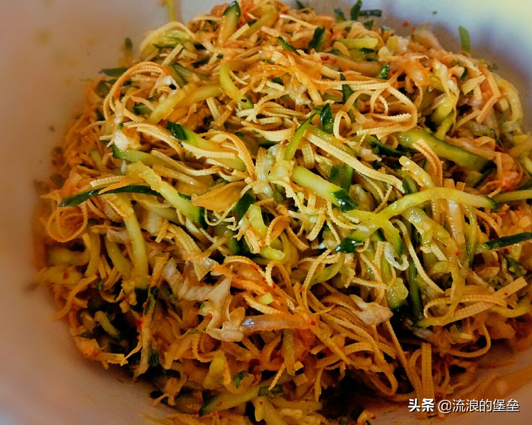 东北市场的正宗杀猪菜馋人流口水,一桌东北杀猪菜