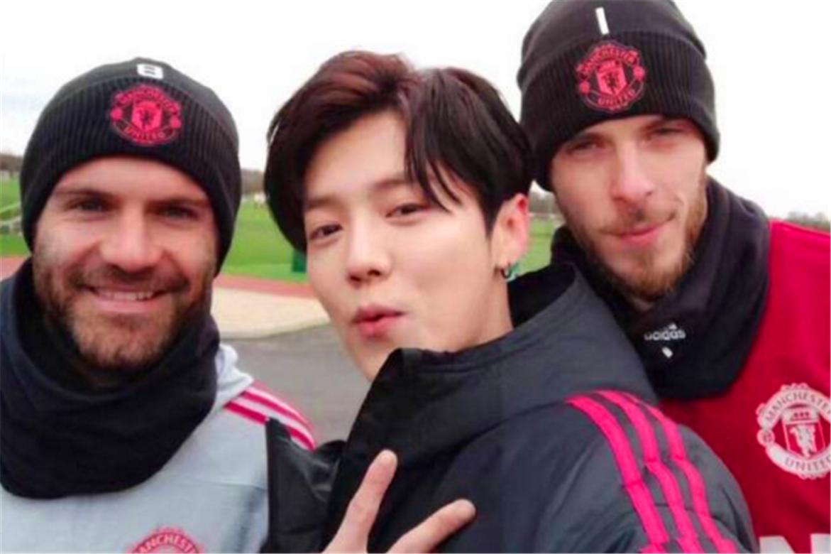 鹿晗见到曼联的曼联粉,鹿晗造访曼联实现人生理想