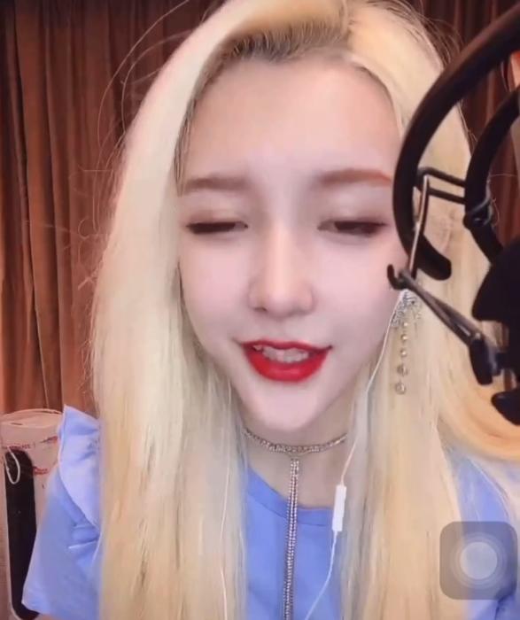 艾比自曝变性前，交往过的对象都是男生，从小皮肤白还不长腿毛