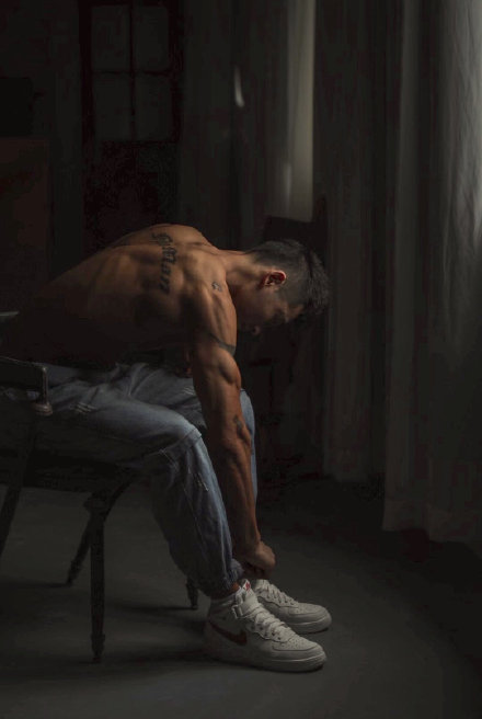 高颜值肌肉小奶狗秀肌肉,超高颜值小奶狗肌肉男