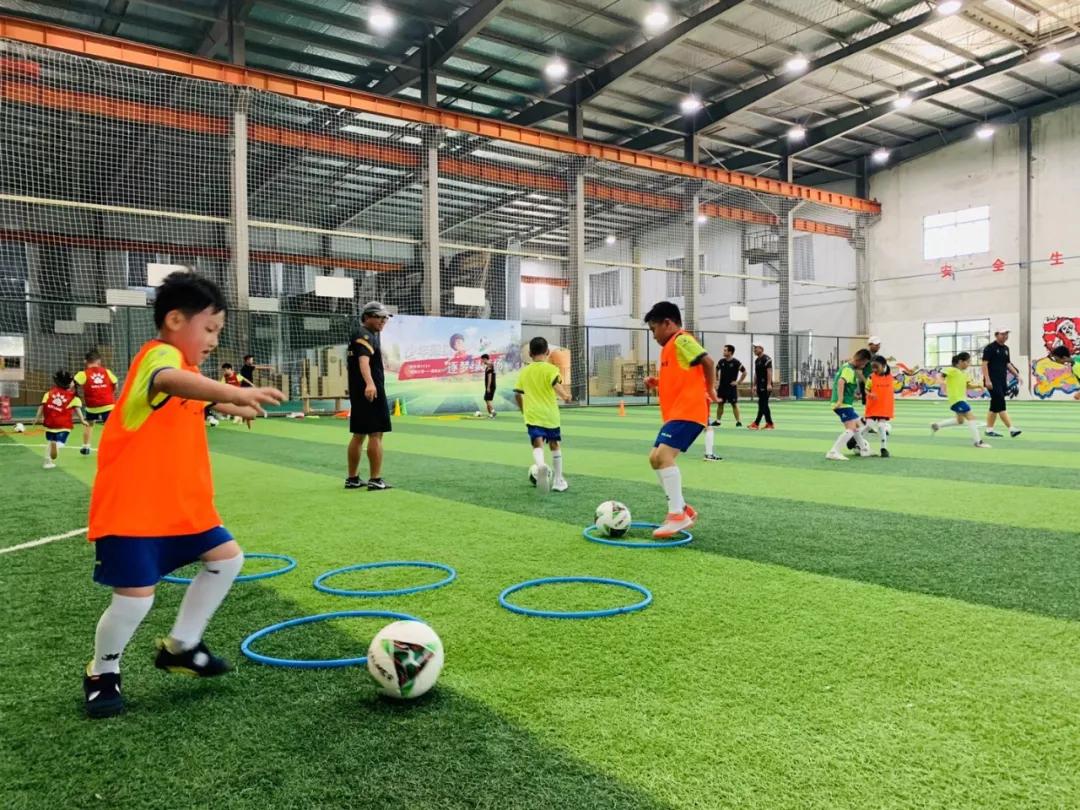 热火朝天的参加比赛,足球如火如荼