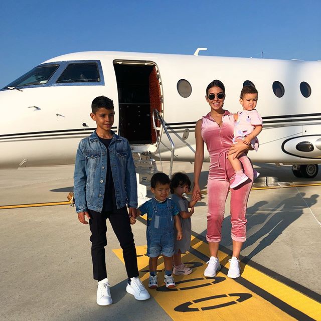 c罗与女友乔治娜晒度假照片,c罗携女友现身