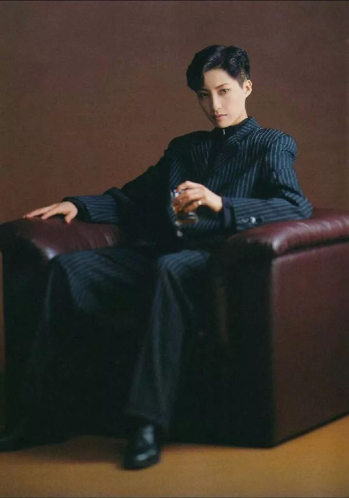 宝冢歌剧团男役可爱片段,宝冢歌剧团男役展示魅力