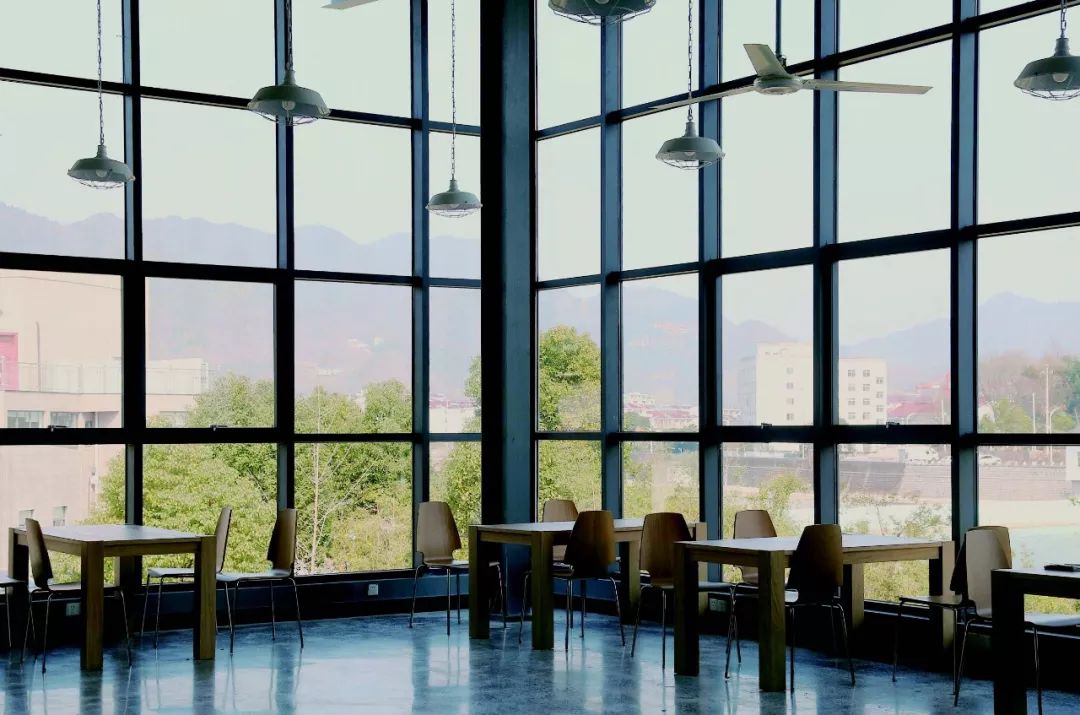 在只有KTV和麻将馆的县城里建一座图书馆，他们坚持了8年