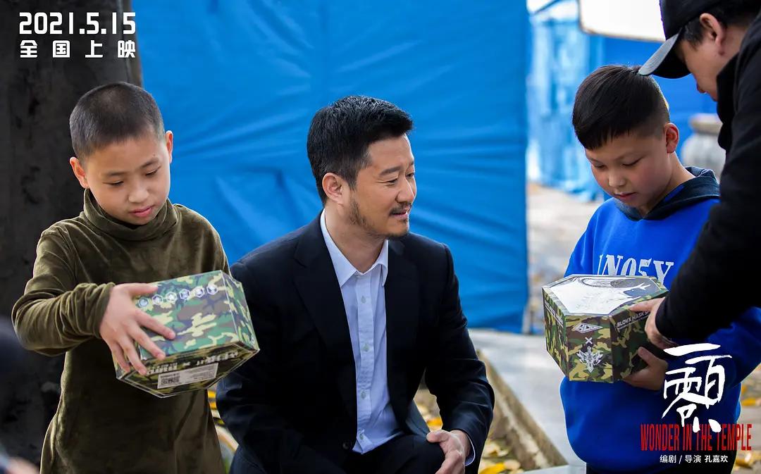 吴京零片酬助演汶川地震改编电影,吴京救灾真实照片