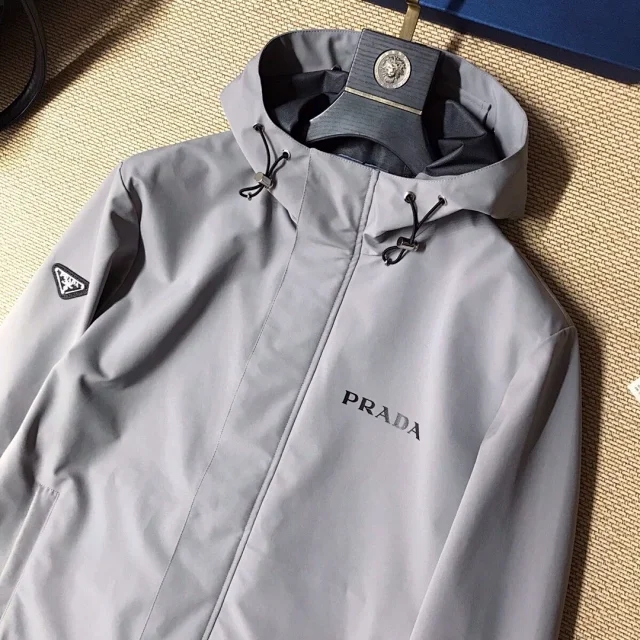 普拉达经典三角标冲锋衣,普拉达冲锋衣男款2021款