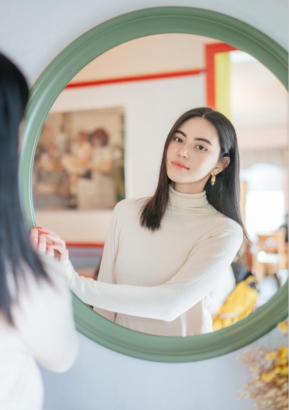 连续入围全球最美面孔的泰国影后，将毛皮大衣配匡威鞋，格外时髦