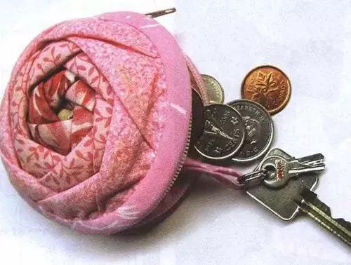 在家用几块小碎布，就能做个玫瑰零钱包，闺蜜看了都想要！附教程