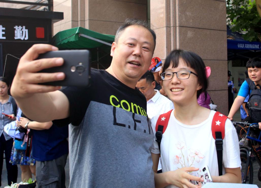 女儿高考450分家长摆40桌酒席庆功,女儿估分579不知道会怎么样