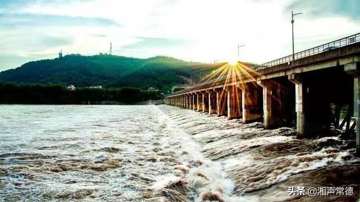 书写春联迎新春笔墨浓情送祝福,书写新篇章春联